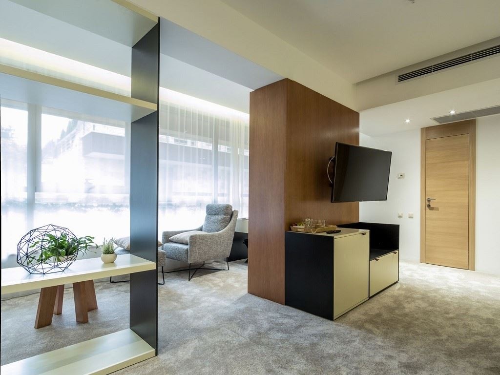 rooms-comfort-suite-partial-sea-view-balcony