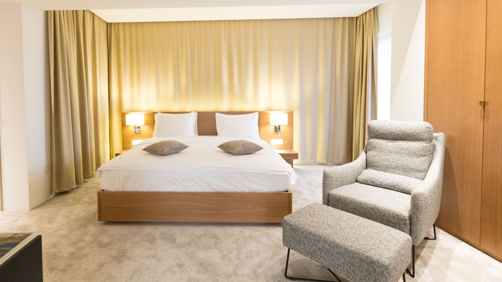 rooms-comfort-suite-partial-sea-view-balcony