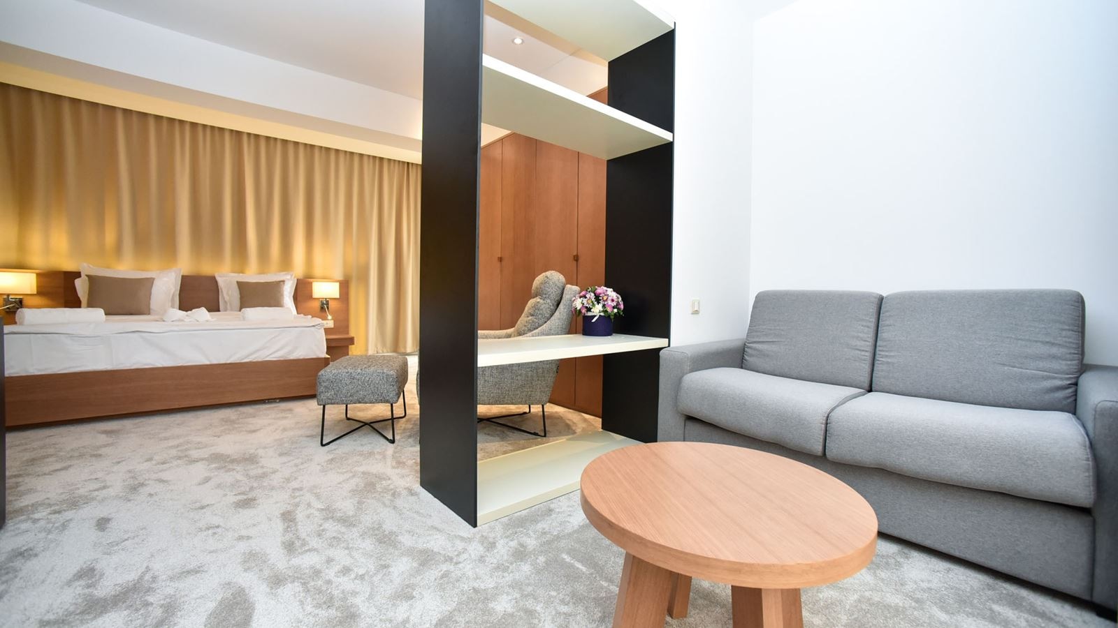 rooms-comfort-suite-partial-sea-view-balcony