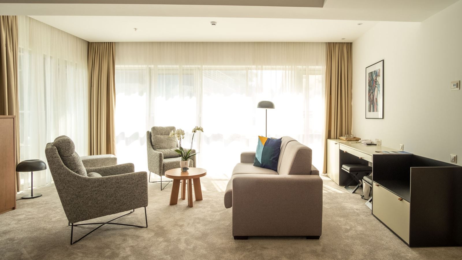 rooms-comfort-suite-partial-sea-view-balcony