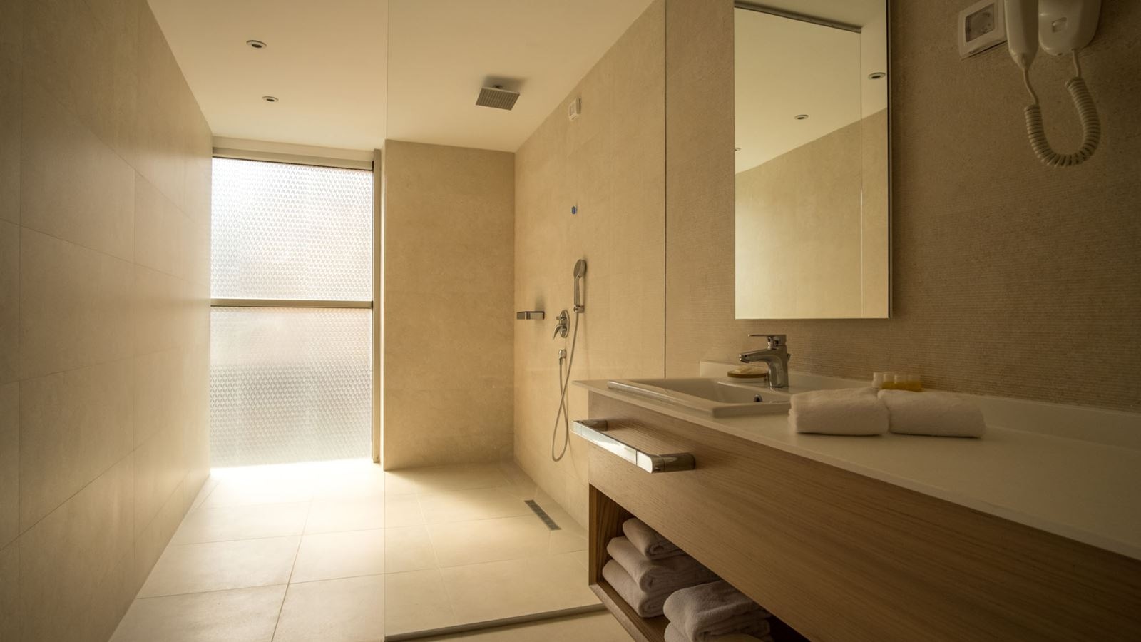 rooms-comfort-suite-partial-sea-view-balcony