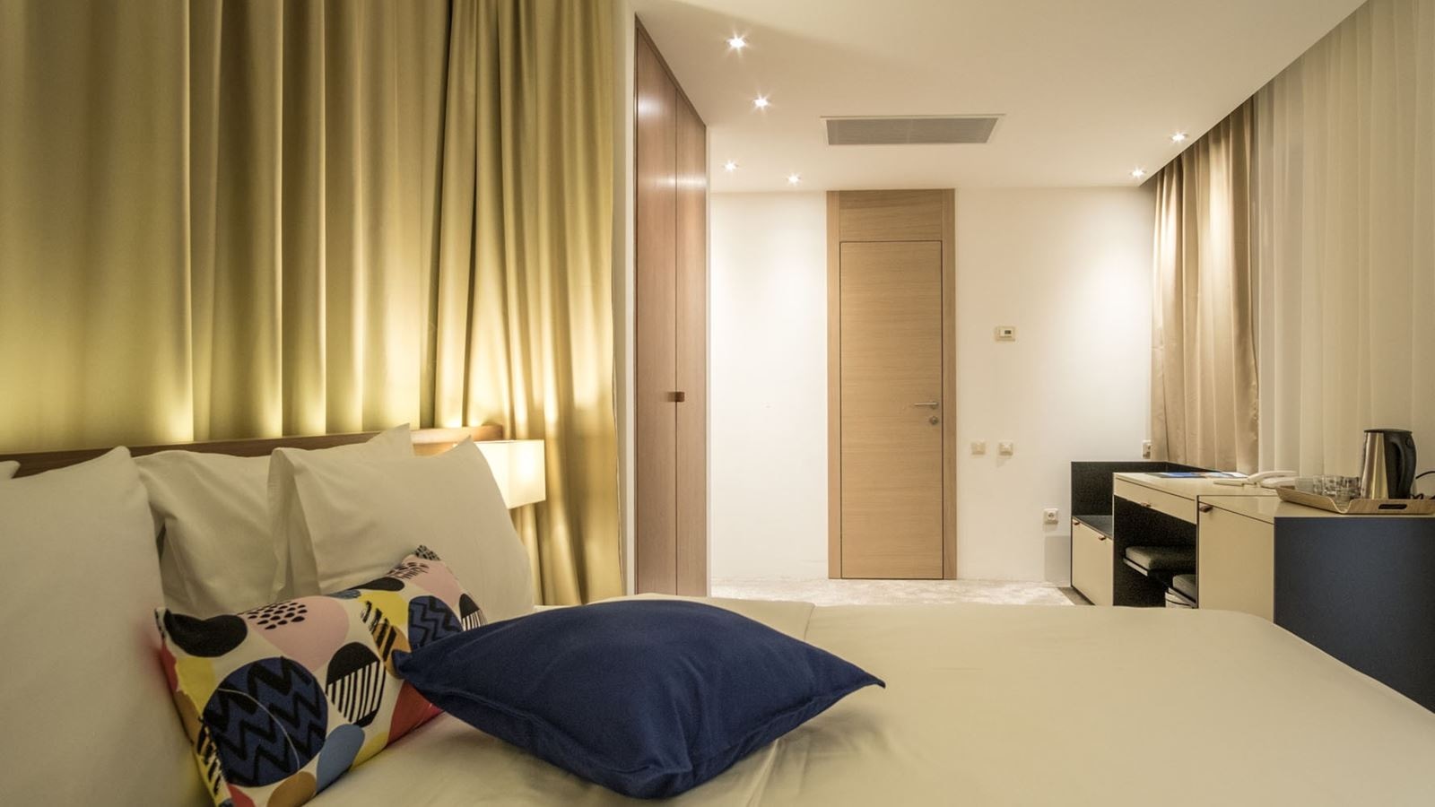 rooms-superior-room-partial-sea-view-balcony