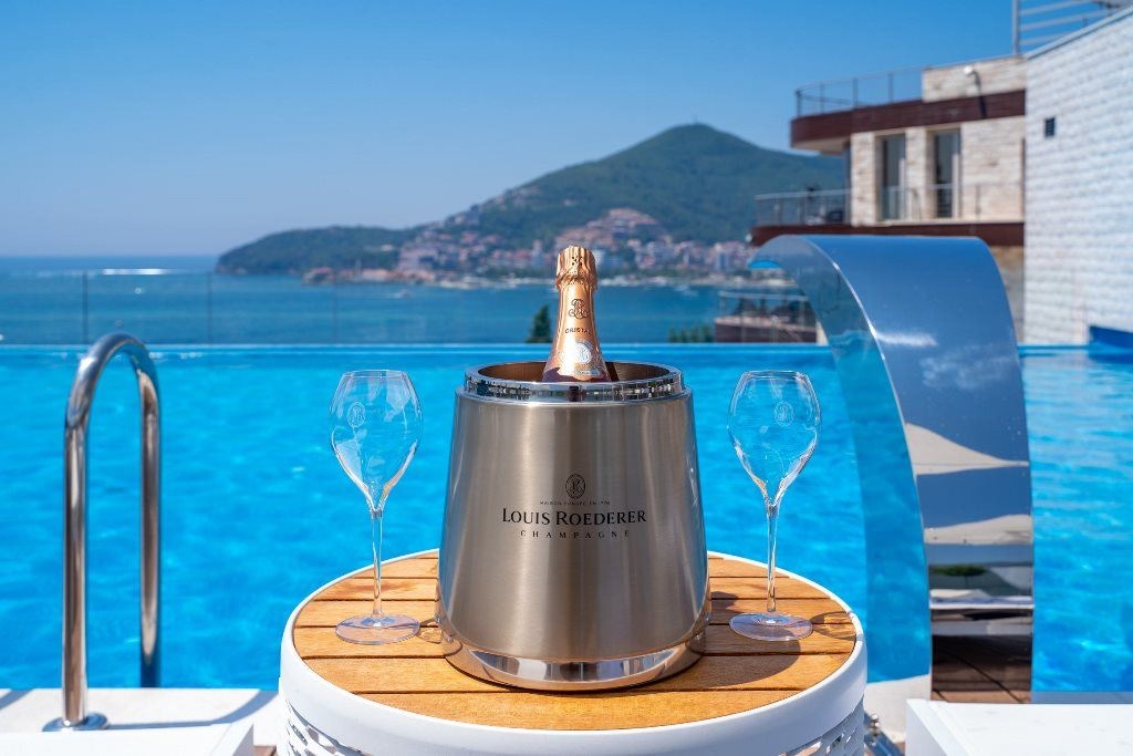 bars-infinity-pool-club