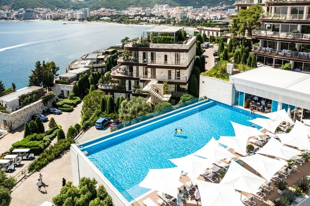 bars-infinity-pool-club