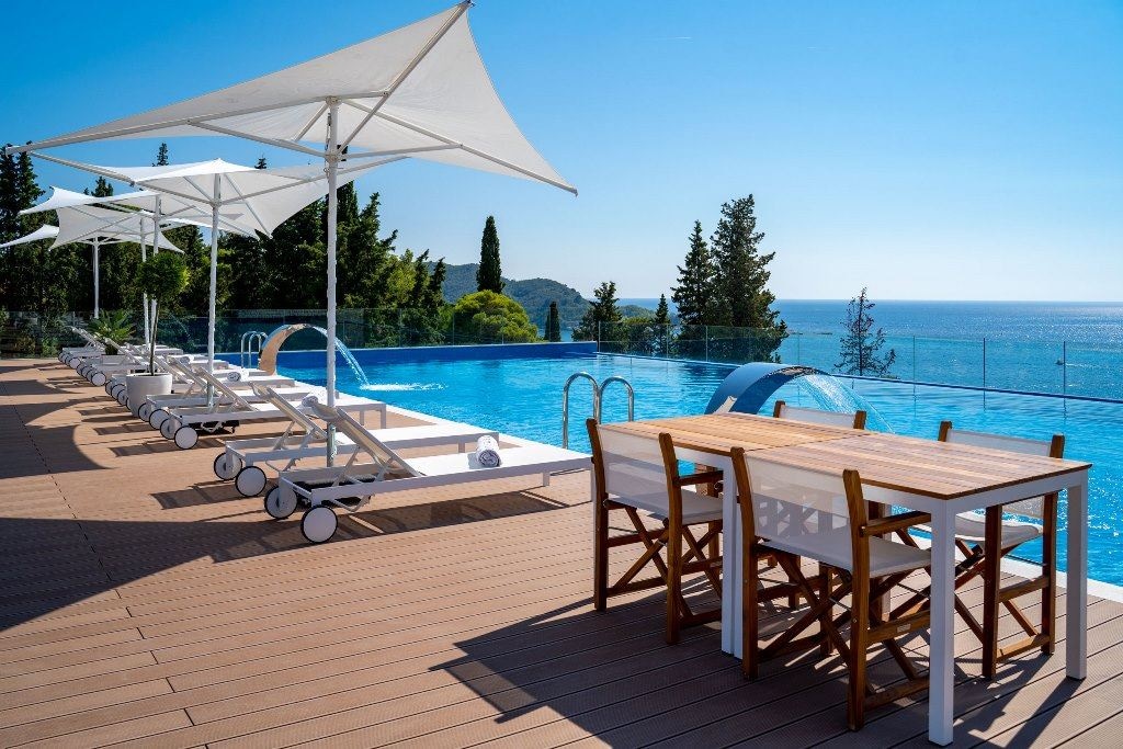 bars-infinity-pool-club