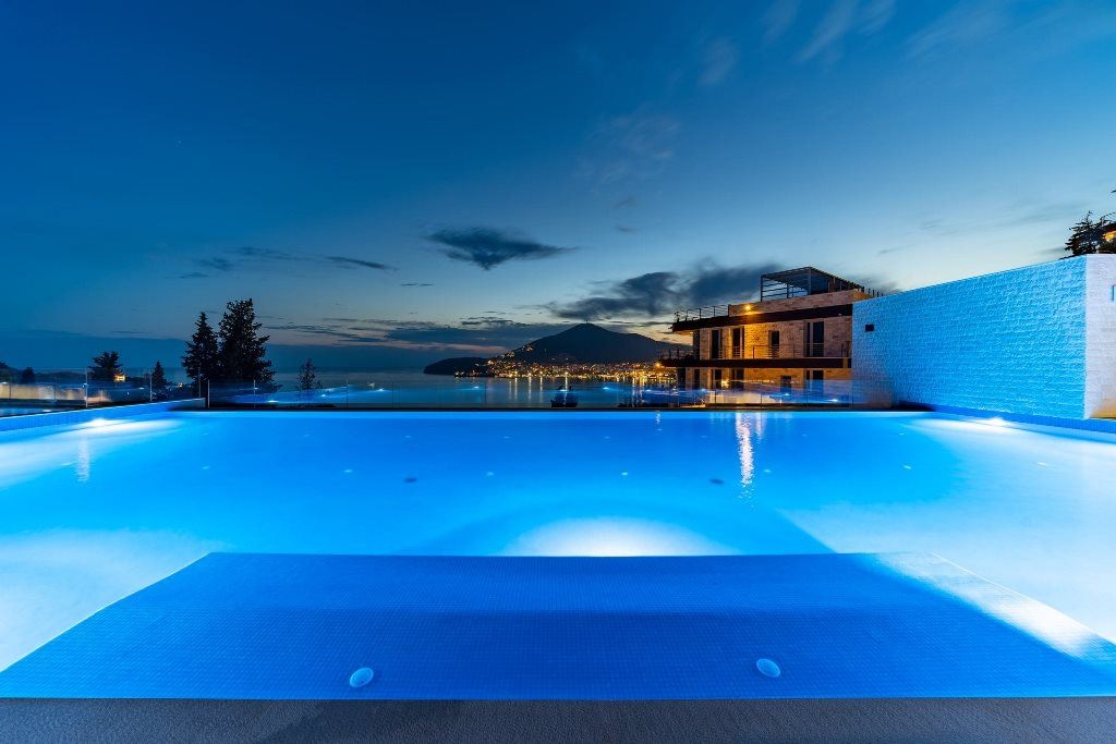 bars-infinity-pool-club