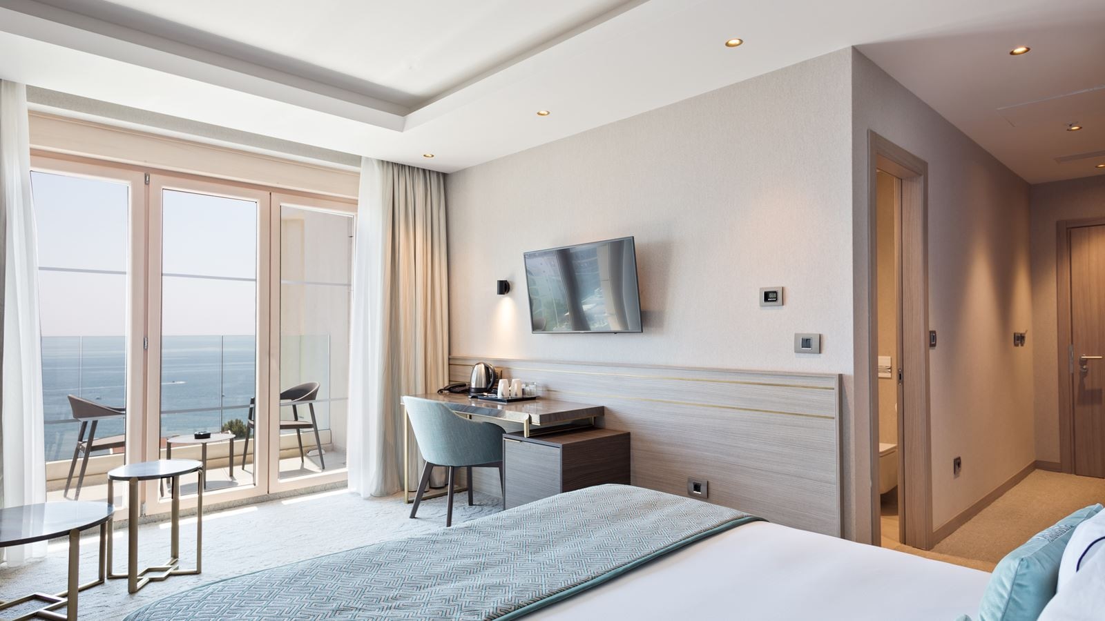 rooms-deluxe-room-front-sea-view