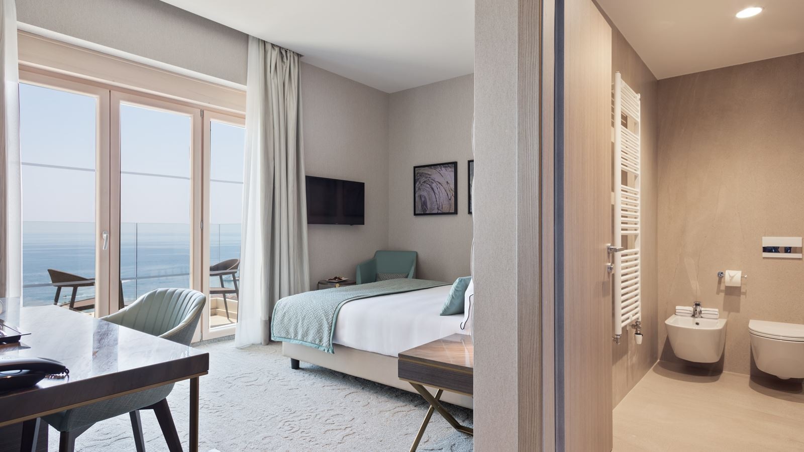 rooms-deluxe-room-front-sea-view