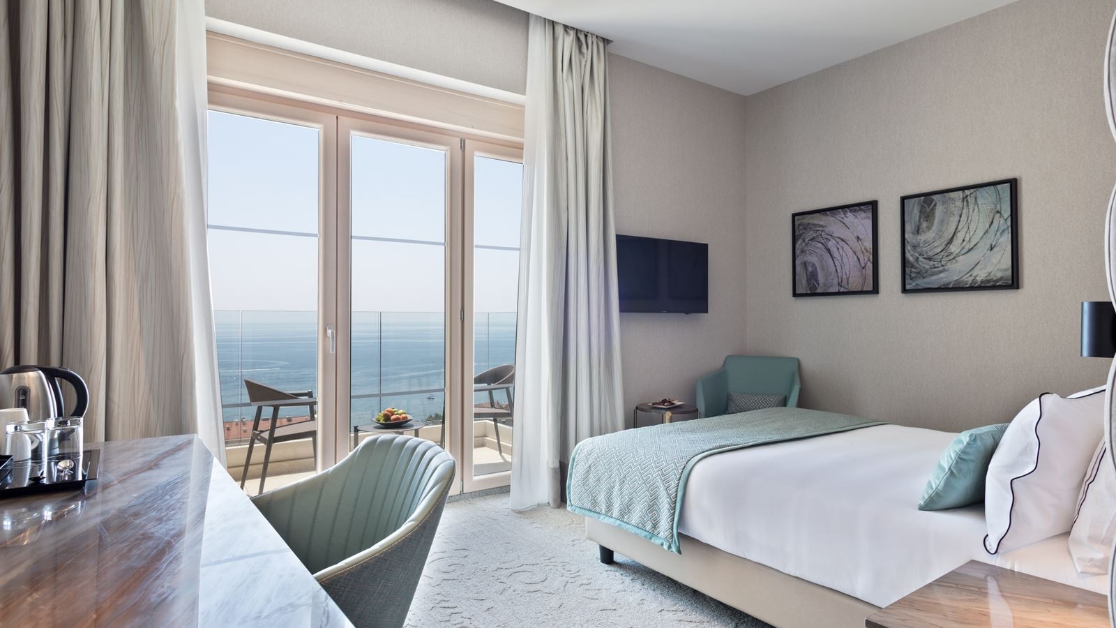 rooms-deluxe-room-front-sea-view