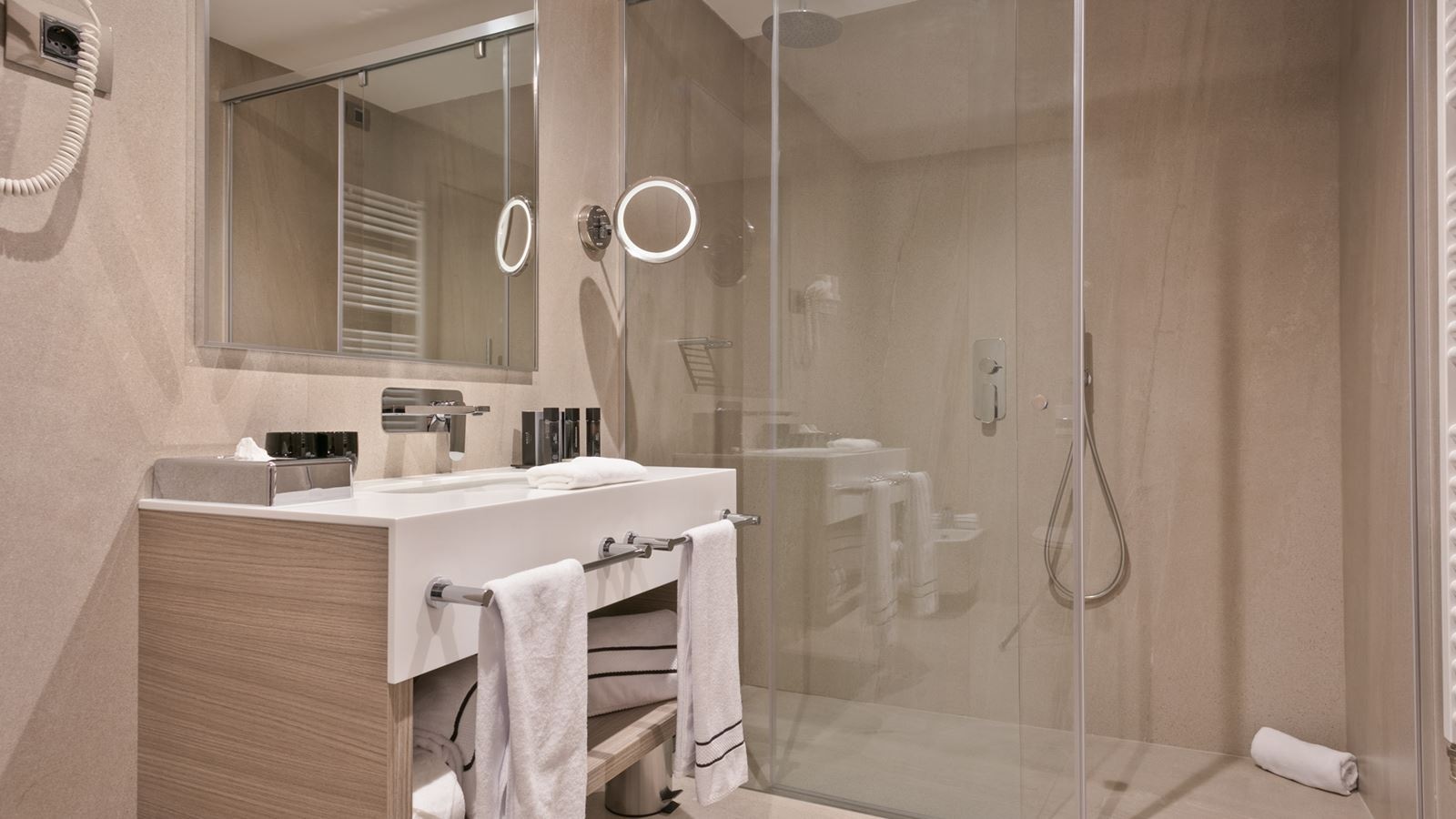 rooms-deluxe-room-mountain-view