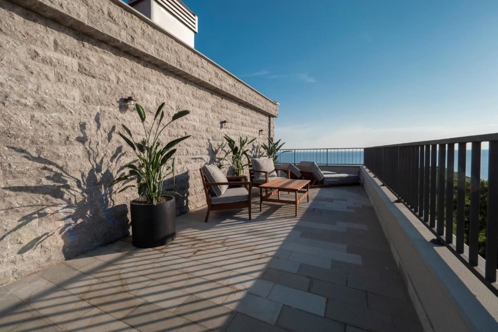 rooms-connecting-room-with-big-terrace-4-pax