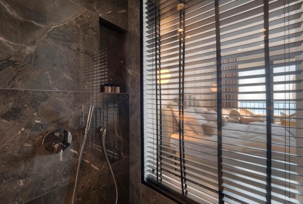 rooms-double-room-poolsea-view