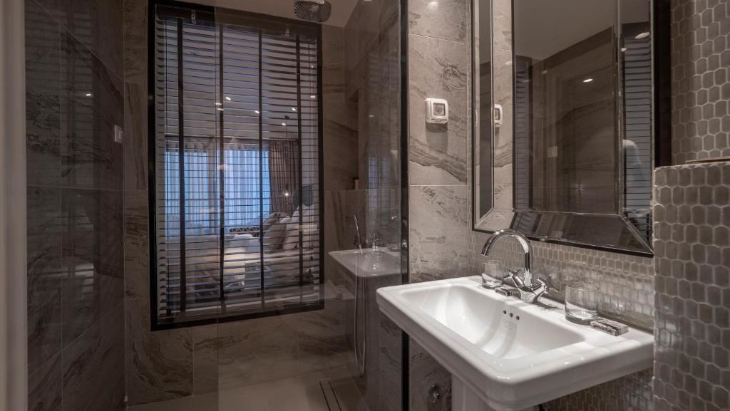 rooms-connecting-room-with-balcony-4-pax