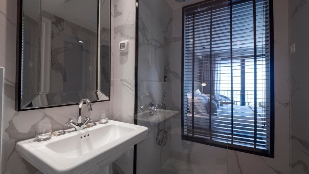 rooms-connecting-room-with-balcony-4-pax