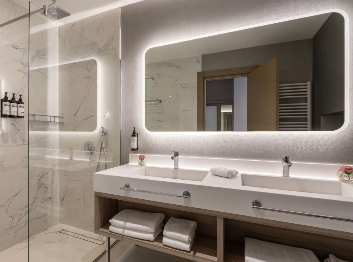 rooms-1-king-bed-sea-view-with-hot-tub-deluxe