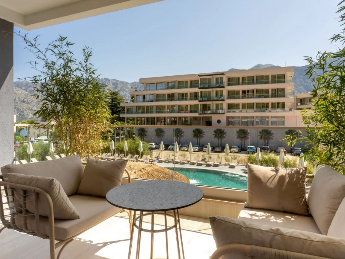 rooms-1-king-bed-pool-view-deluxe