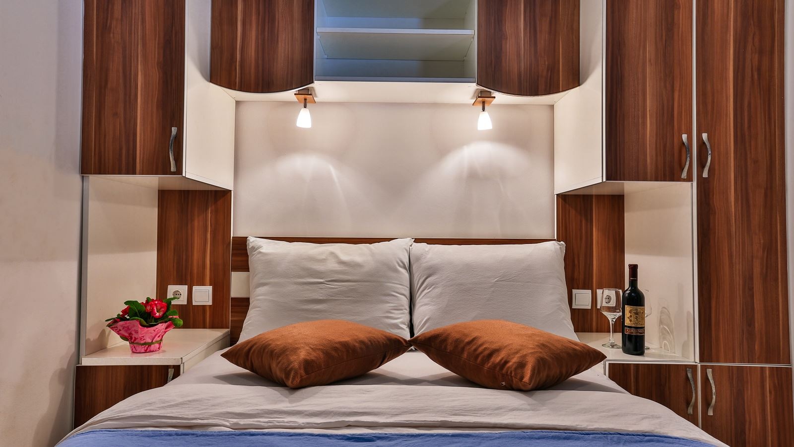 rooms-small-double-room