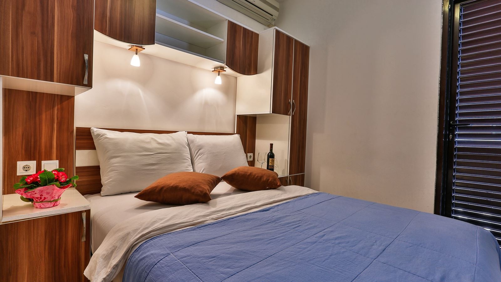 rooms-small-double-room