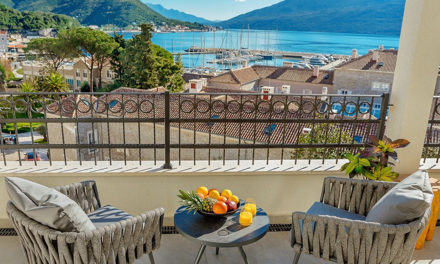 rooms-studio-sea-view-balcony-contemporary-building