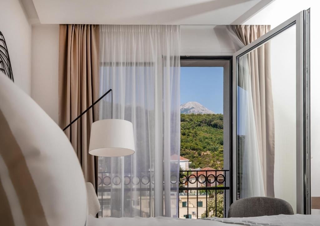 rooms-studio-park-view-balcony-contemporary-building