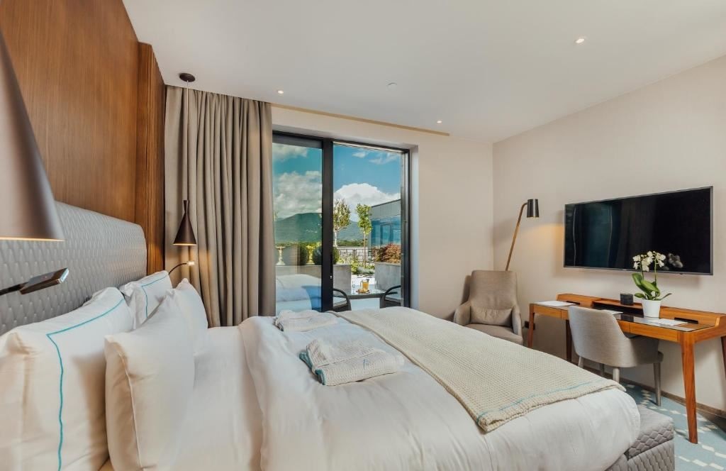 rooms-covet-room-land-view