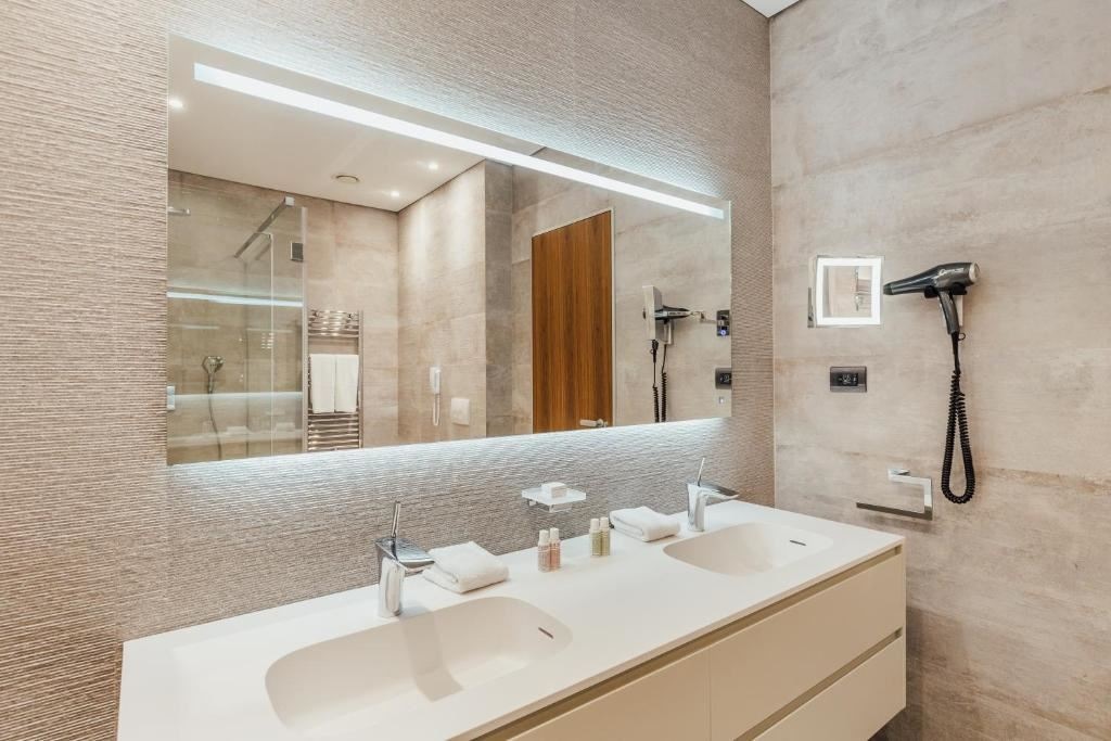 rooms-covet-room-land-view