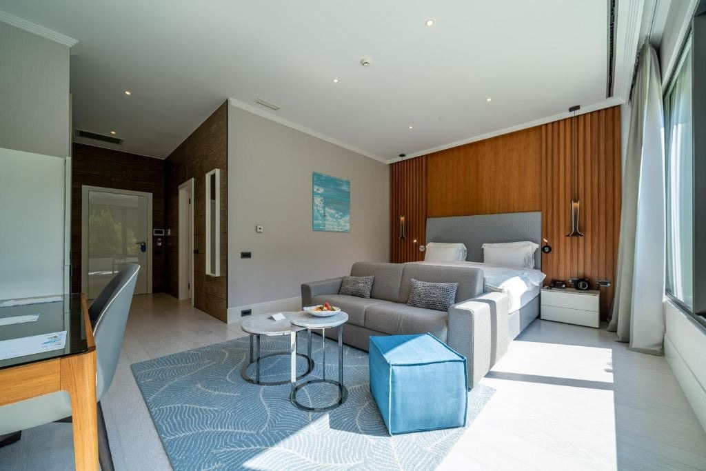 rooms-luux-room-land-view