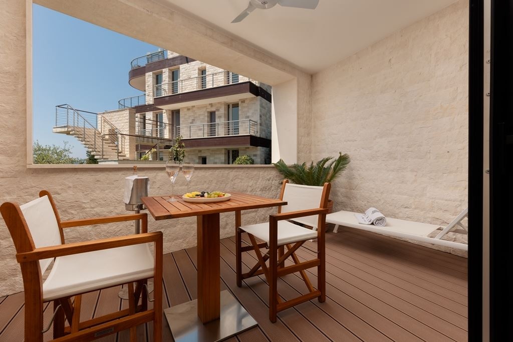 rooms-club-room-sea-view-with-terrace