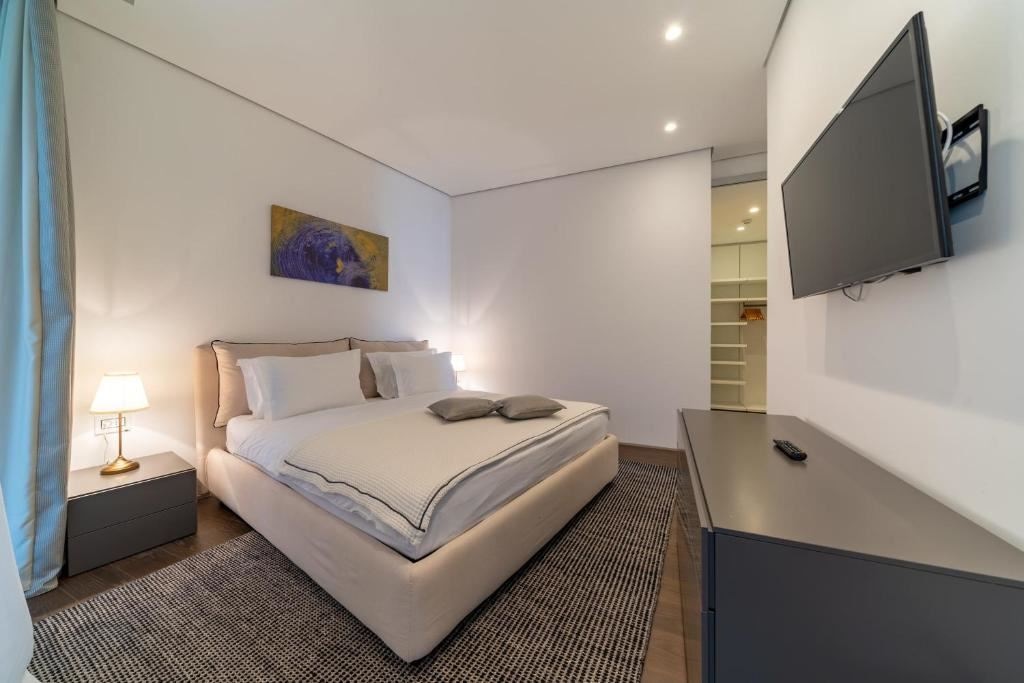 rooms-three-bedrooms-residence-sea-view-sunny-hill-line