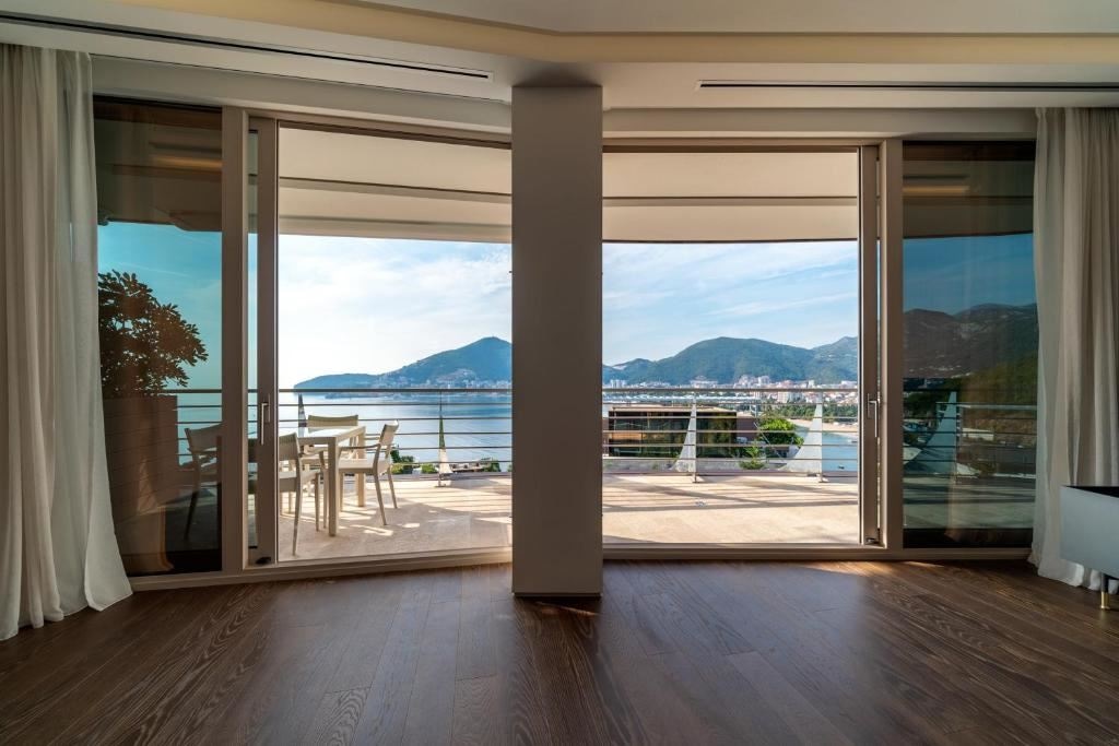 rooms-three-bedrooms-residence-sea-view-sunny-hill-line