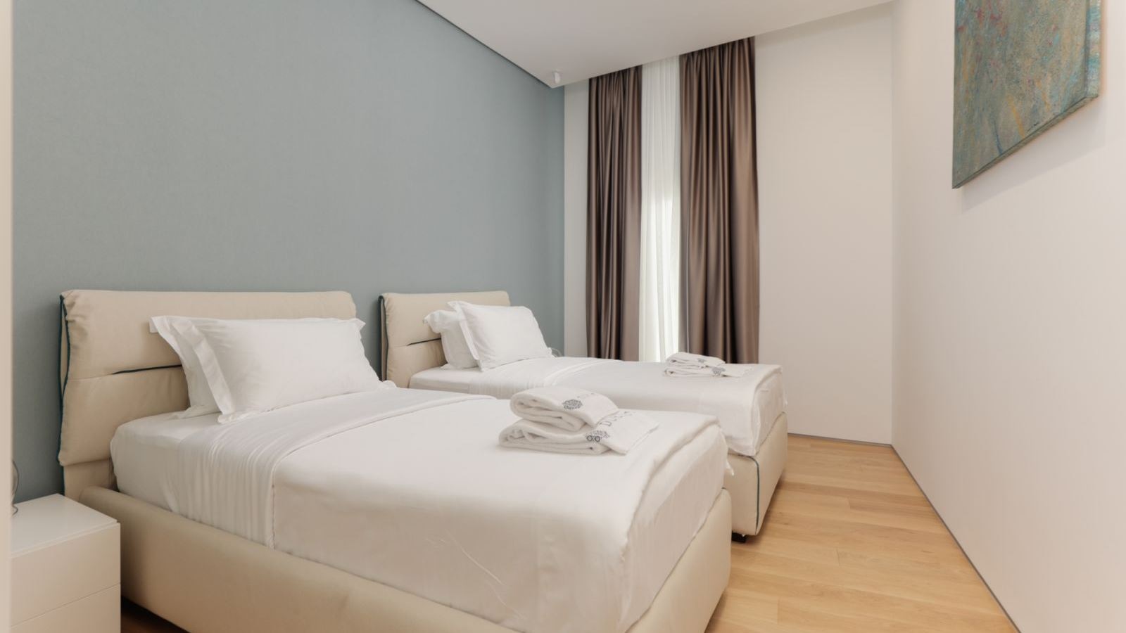 rooms-three-bedrooms-residence-sea-view-sunny-hill-line