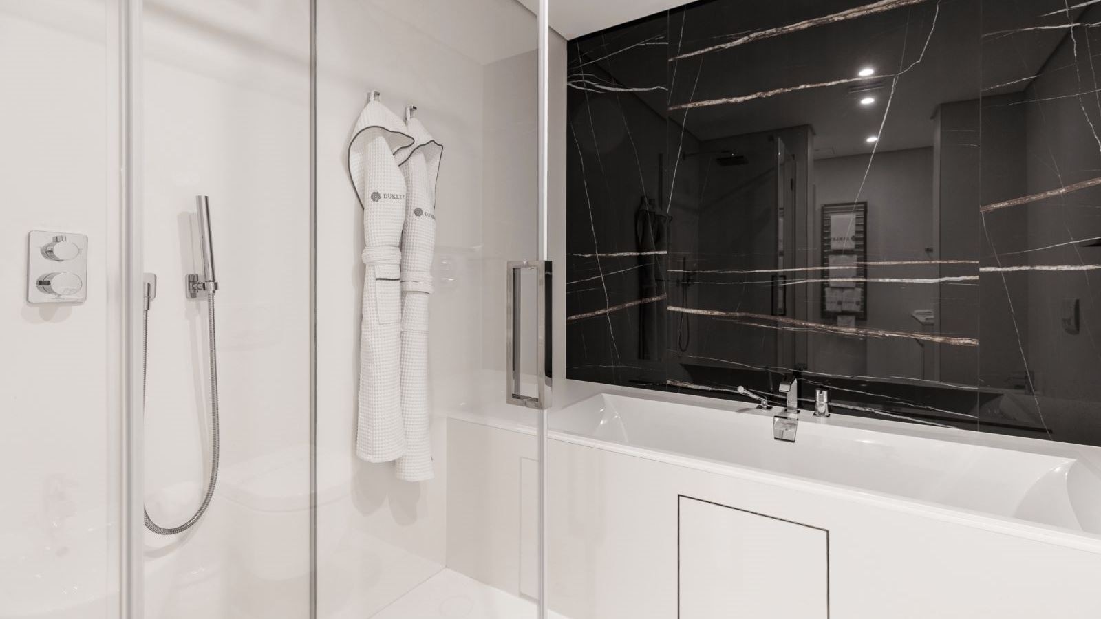 rooms-three-bedrooms-residence-sea-view-sunny-hill-line