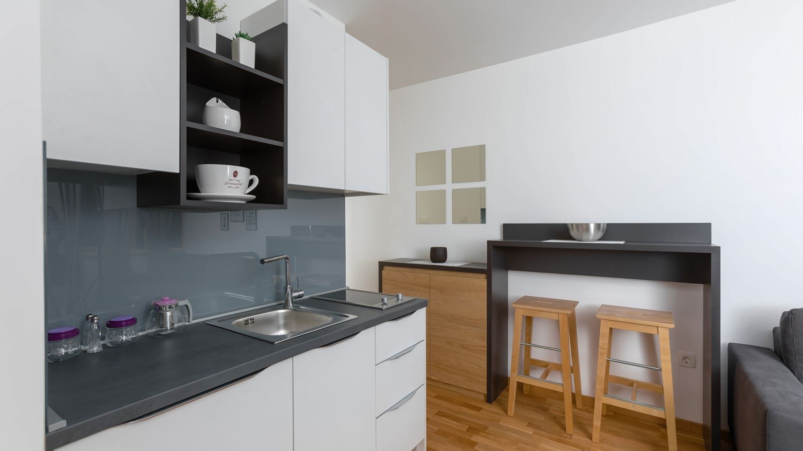 rooms-apartment-sea-view-with-balcony