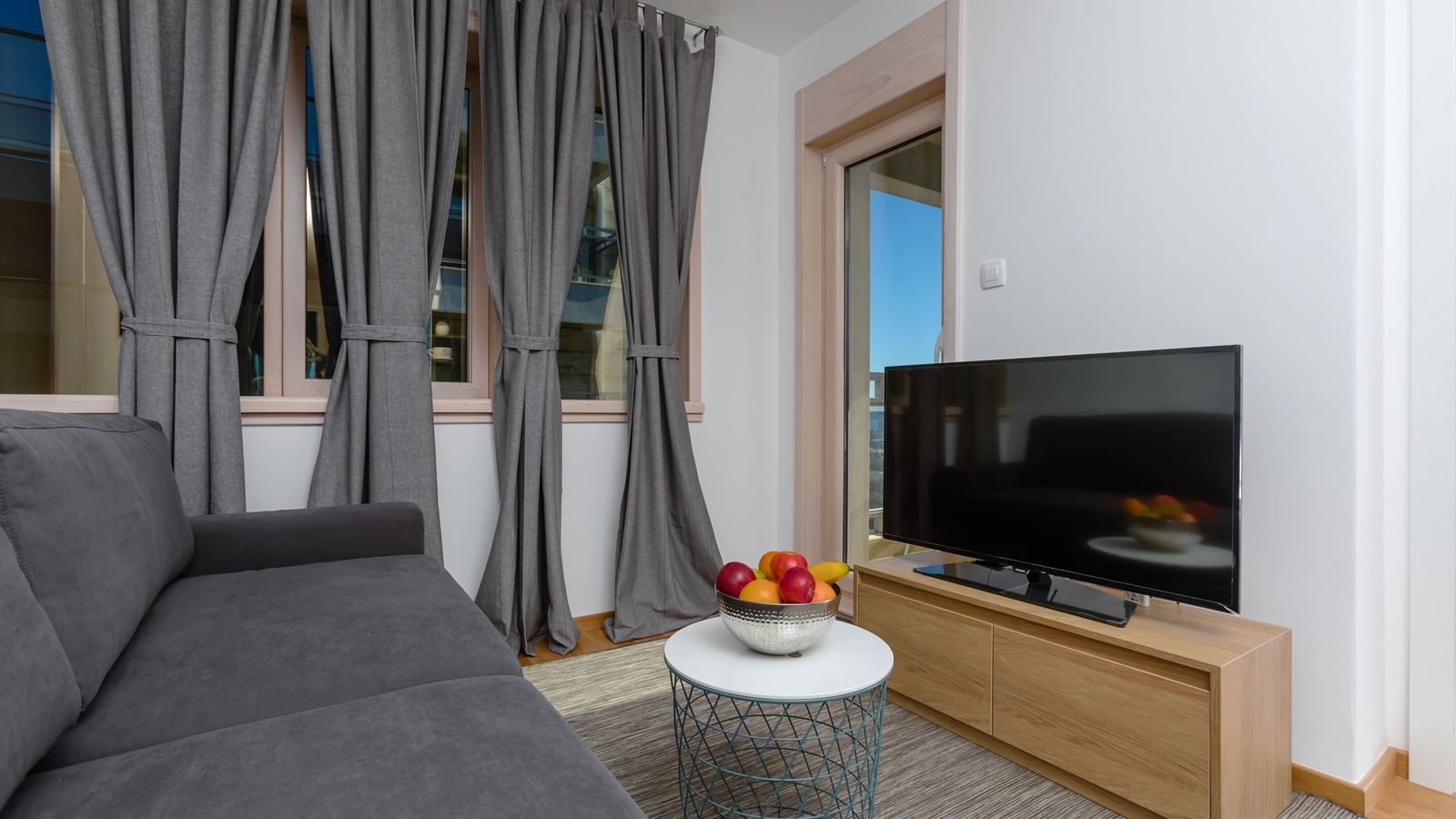 rooms-apartment-sea-view-with-balcony