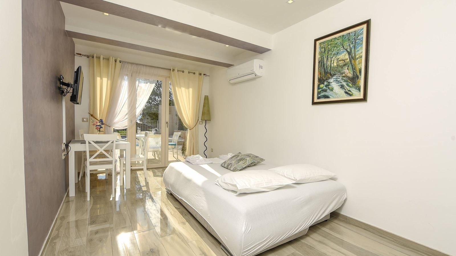 rooms-apartment-pool-view