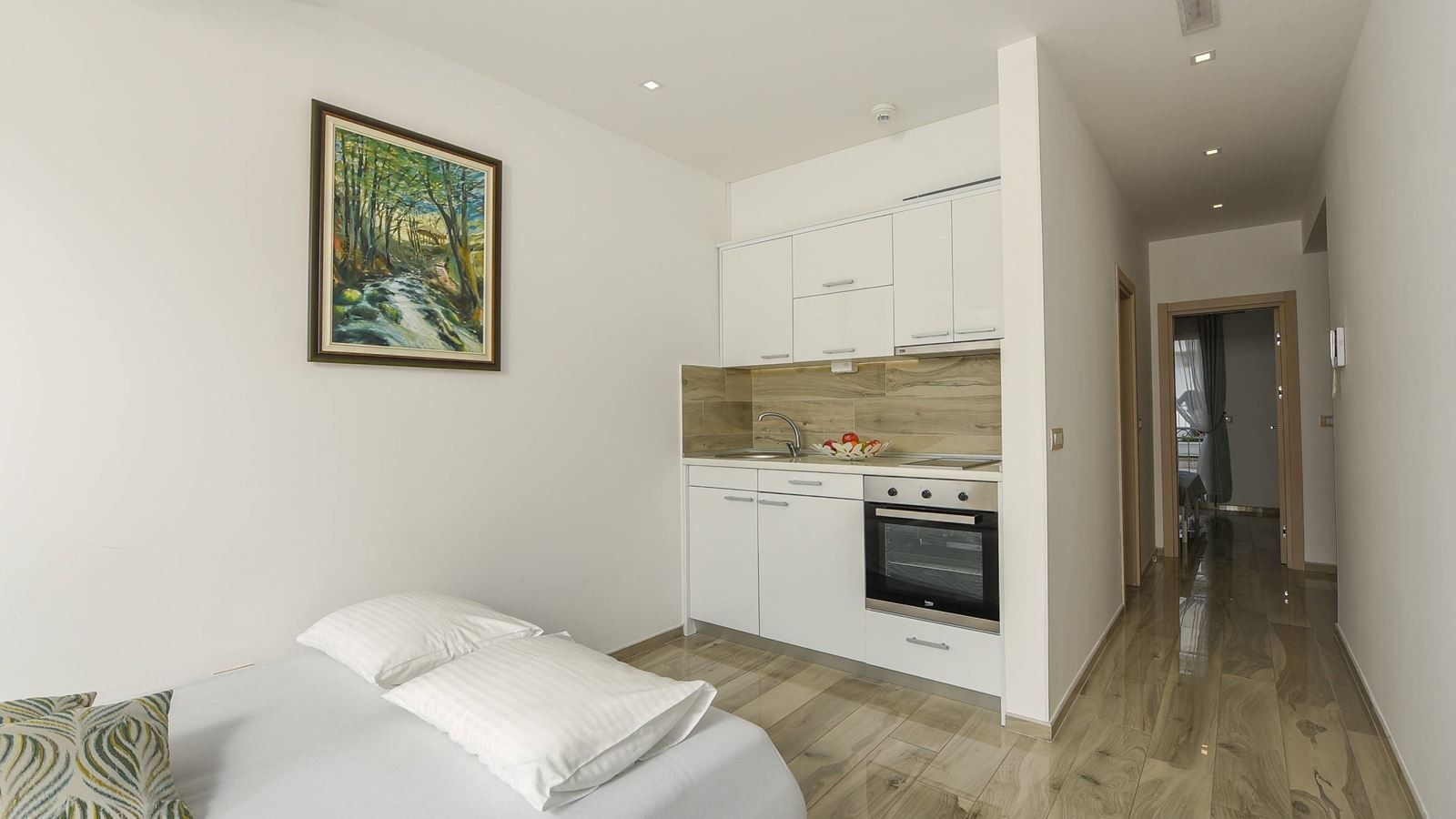 rooms-apartment-pool-view