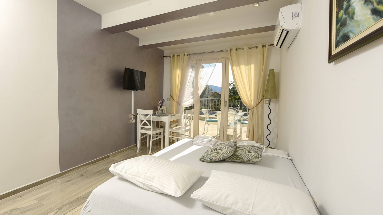 rooms-apartment-pool-view