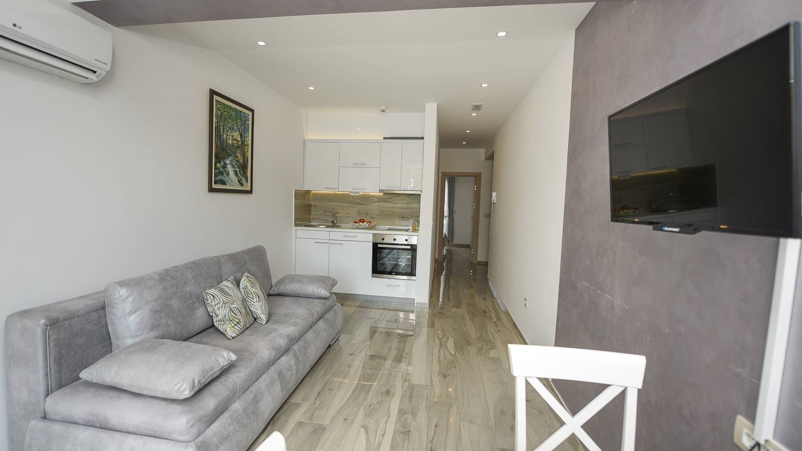 rooms-apartment-pool-view