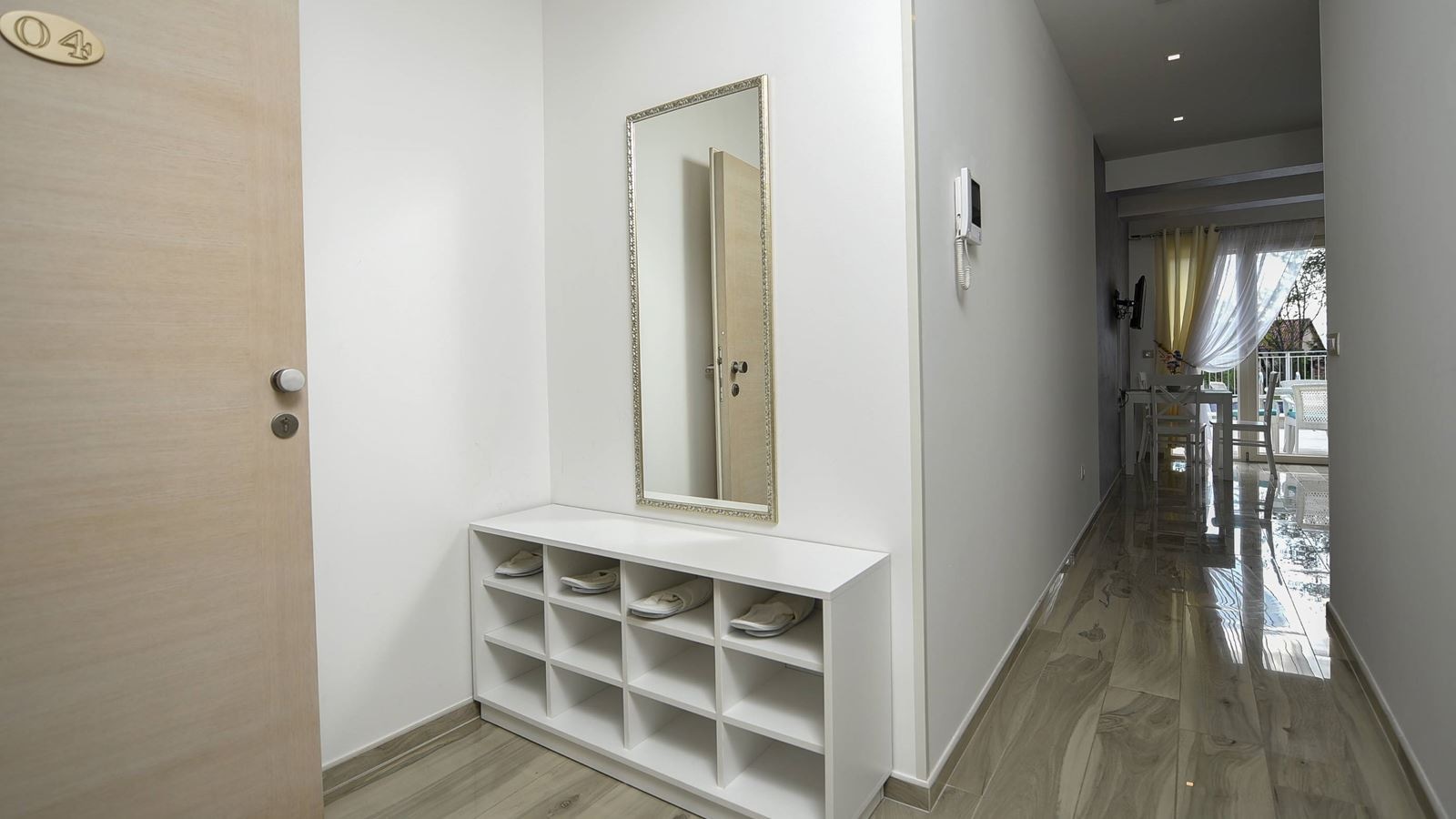 rooms-apartment-pool-view