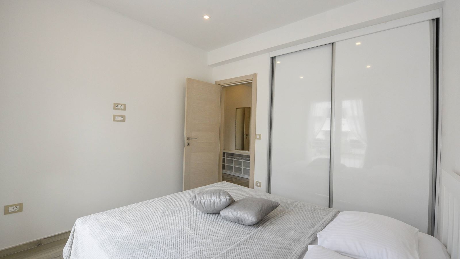 rooms-apartment-pool-view