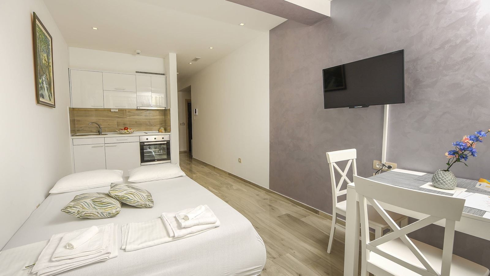 rooms-apartment-pool-view