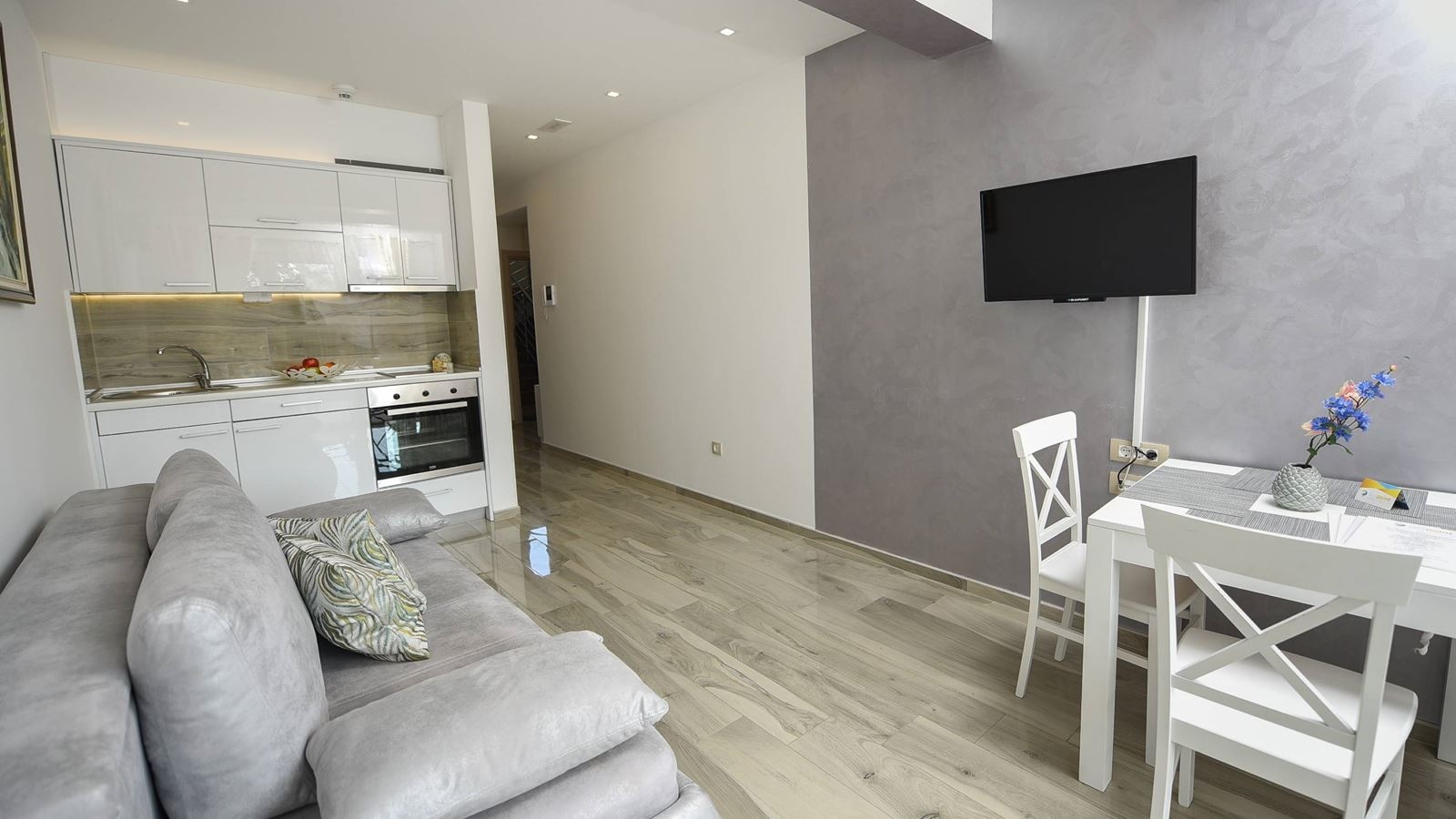 rooms-apartment-pool-view