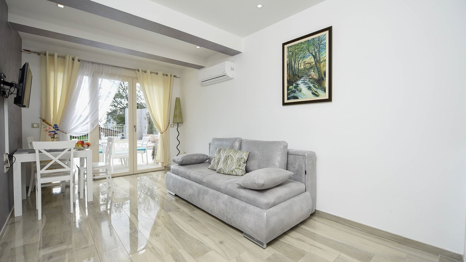 rooms-apartment-pool-view