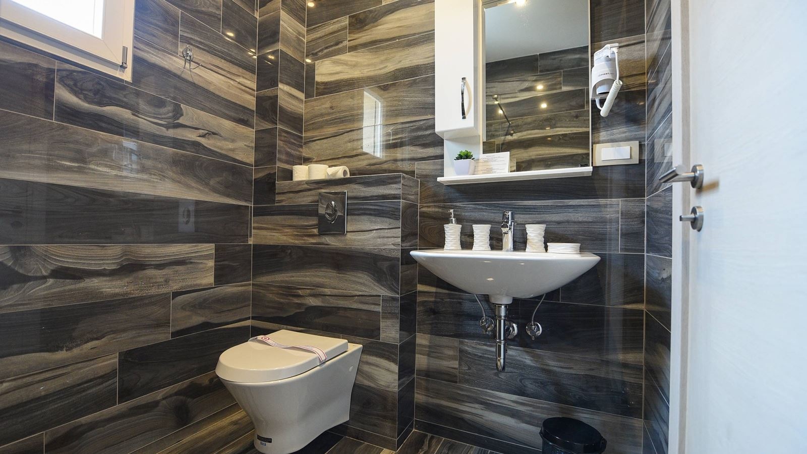 rooms-apartment-pool-view