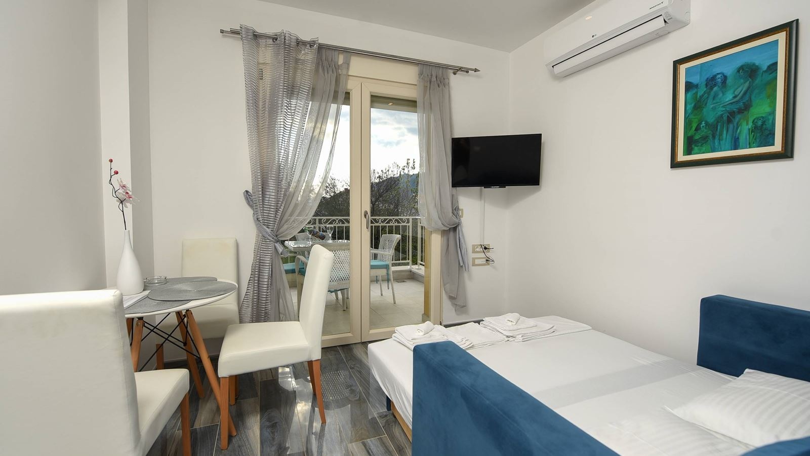 rooms-apartment-sea-view-pool-view