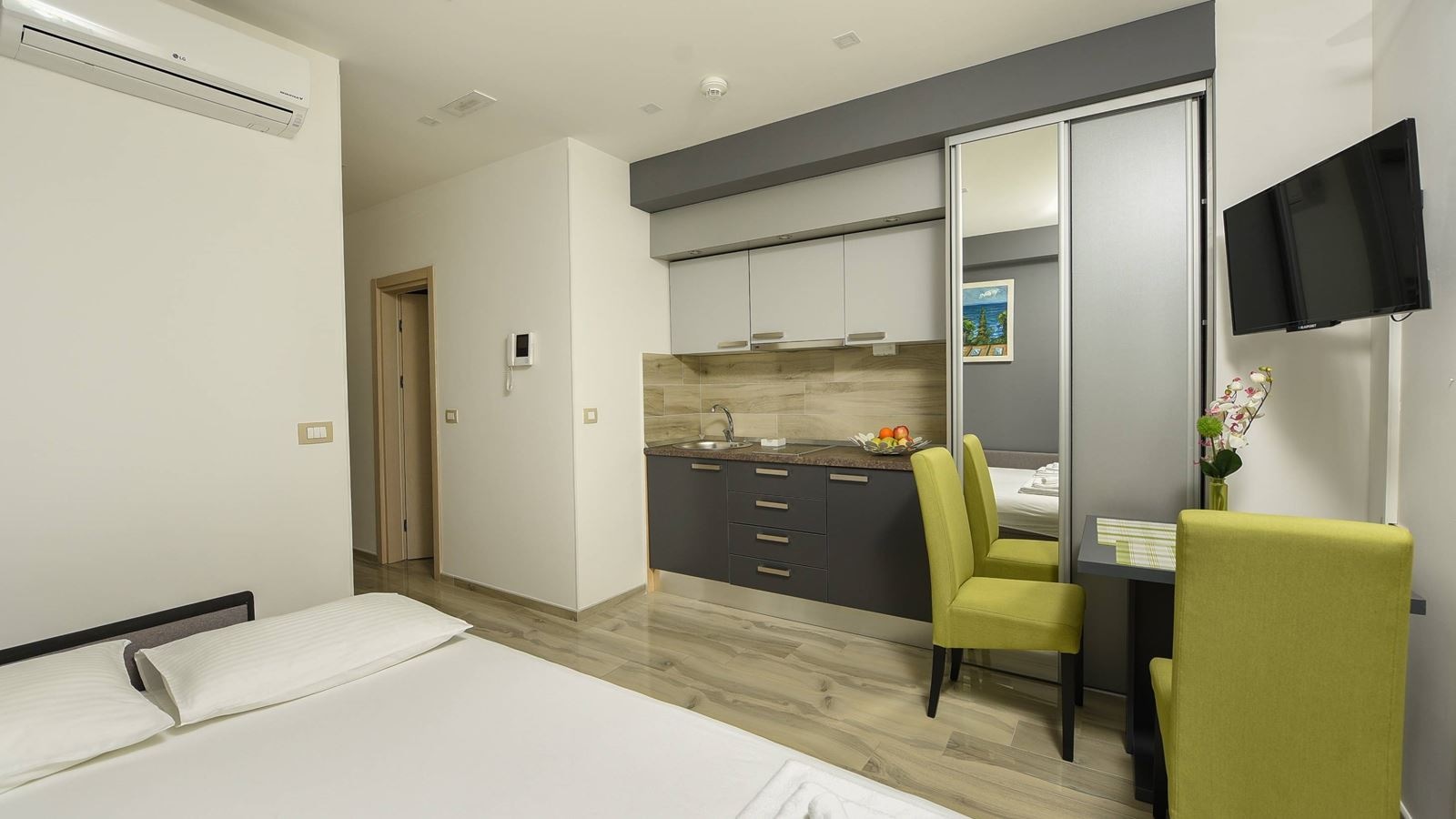 rooms-studio-sea-view-with-balcony