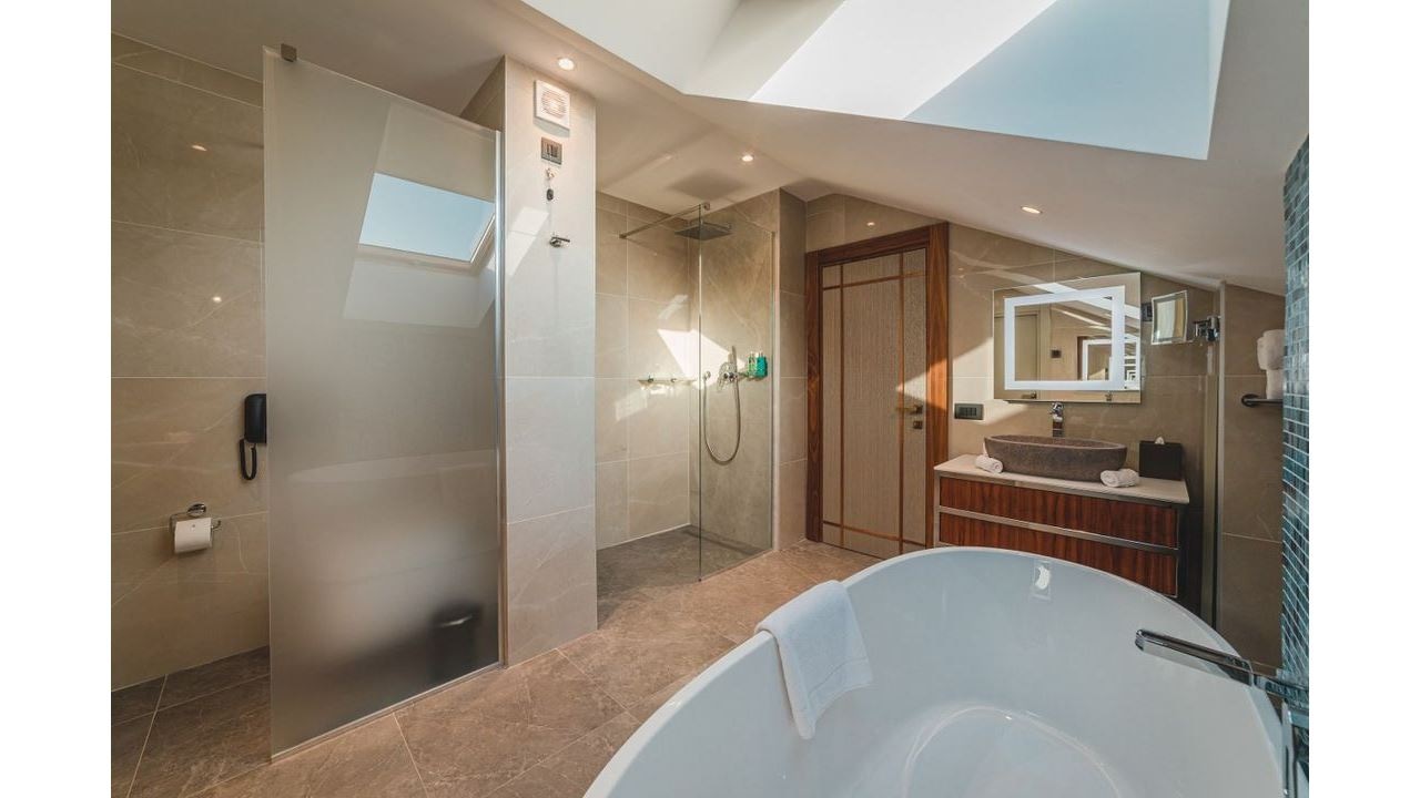 rooms-junior-suite-mansard-sea-view