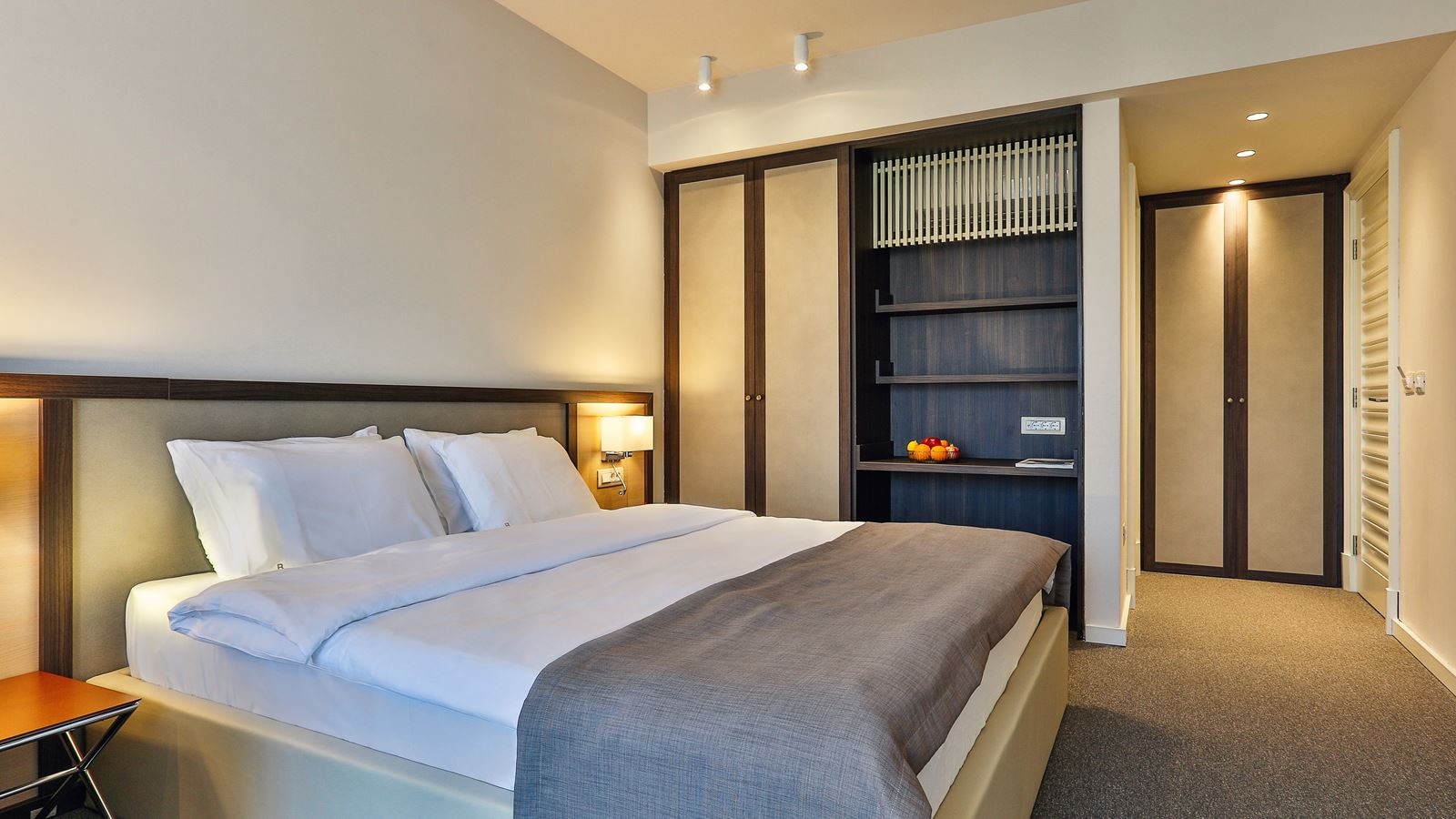 rooms-family-room-with-balcony