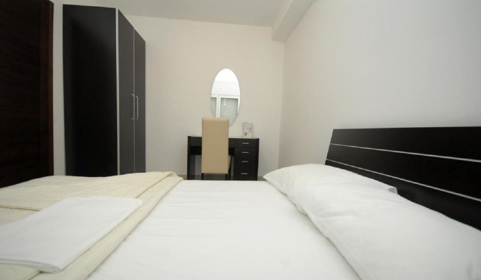 rooms-triple-apartment-with-french-and-sofa-bed