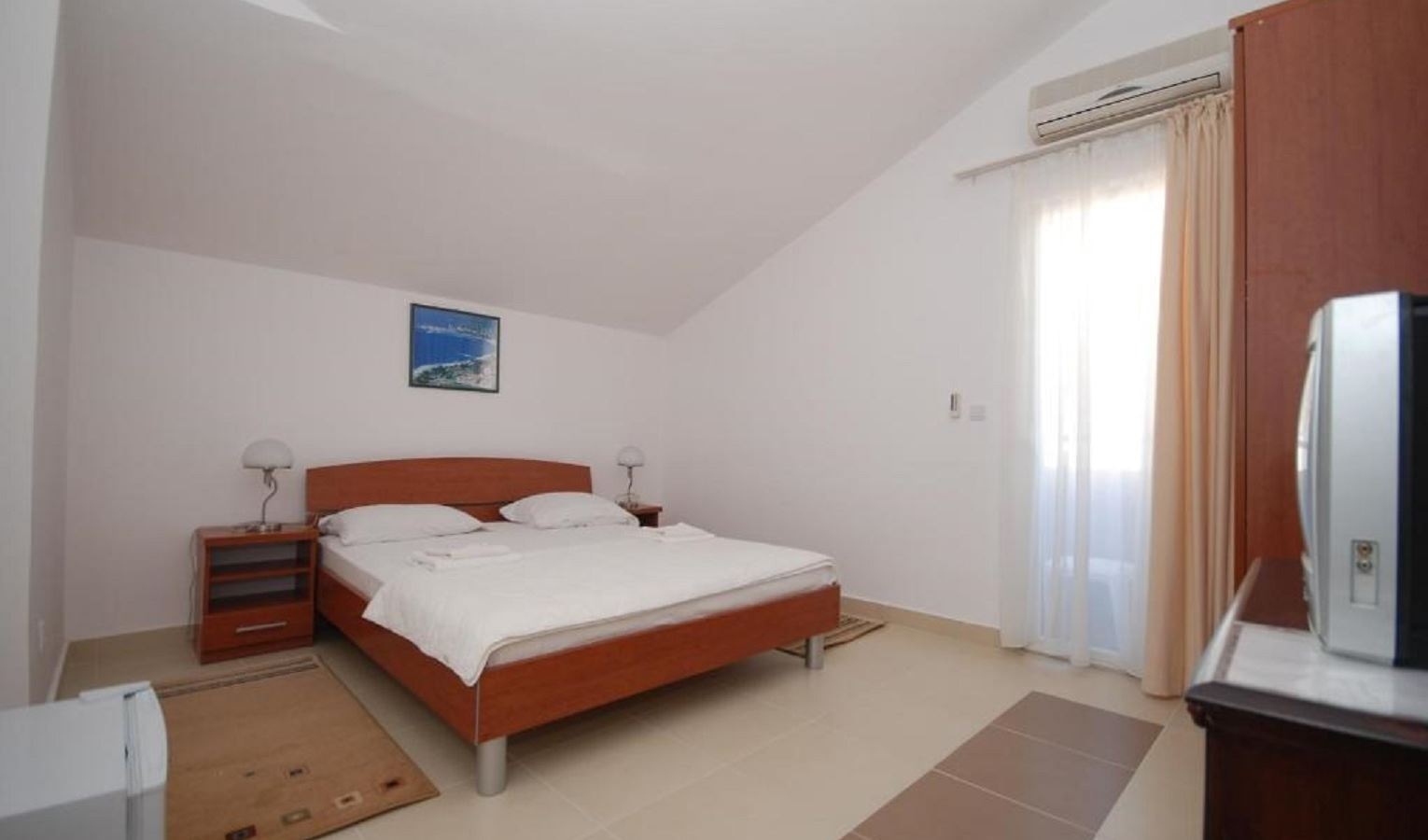 rooms-quadruple-apartment-with-french-and-sofa-bed